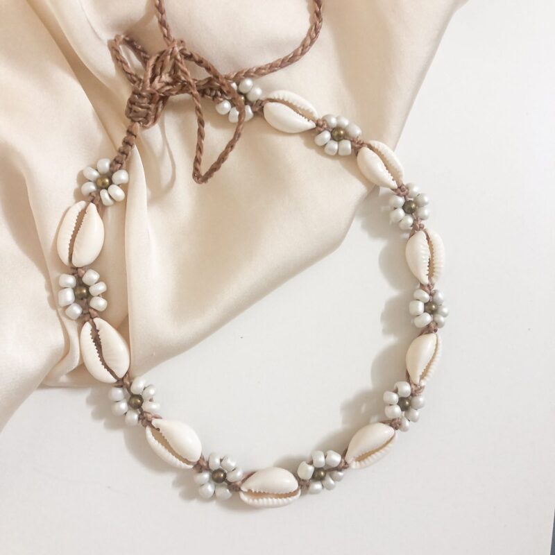 Colar em Corda Castanho Claro com Flores