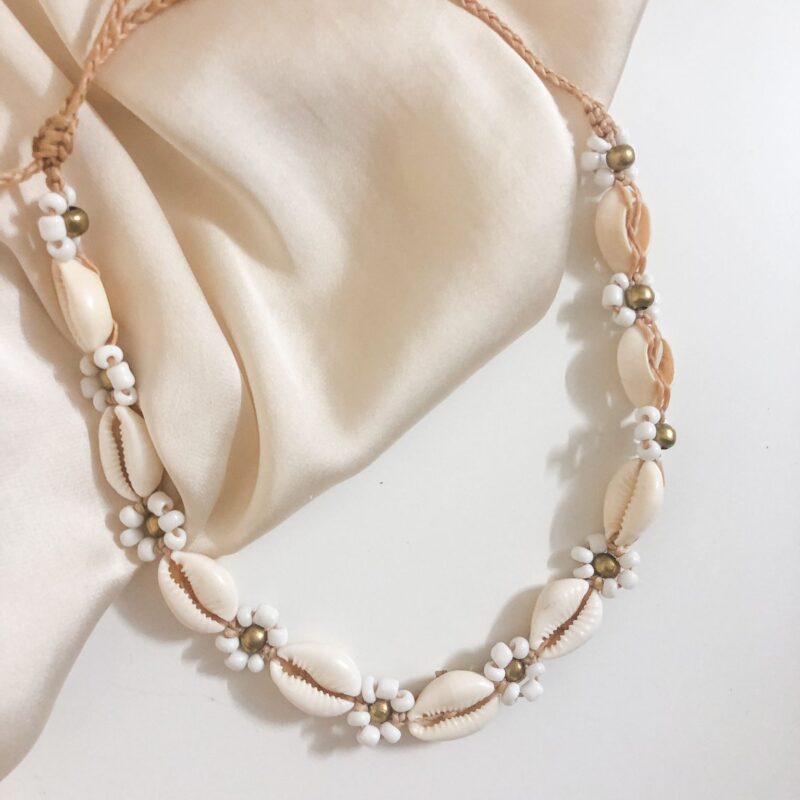 Colar em Corda Beje com Flores