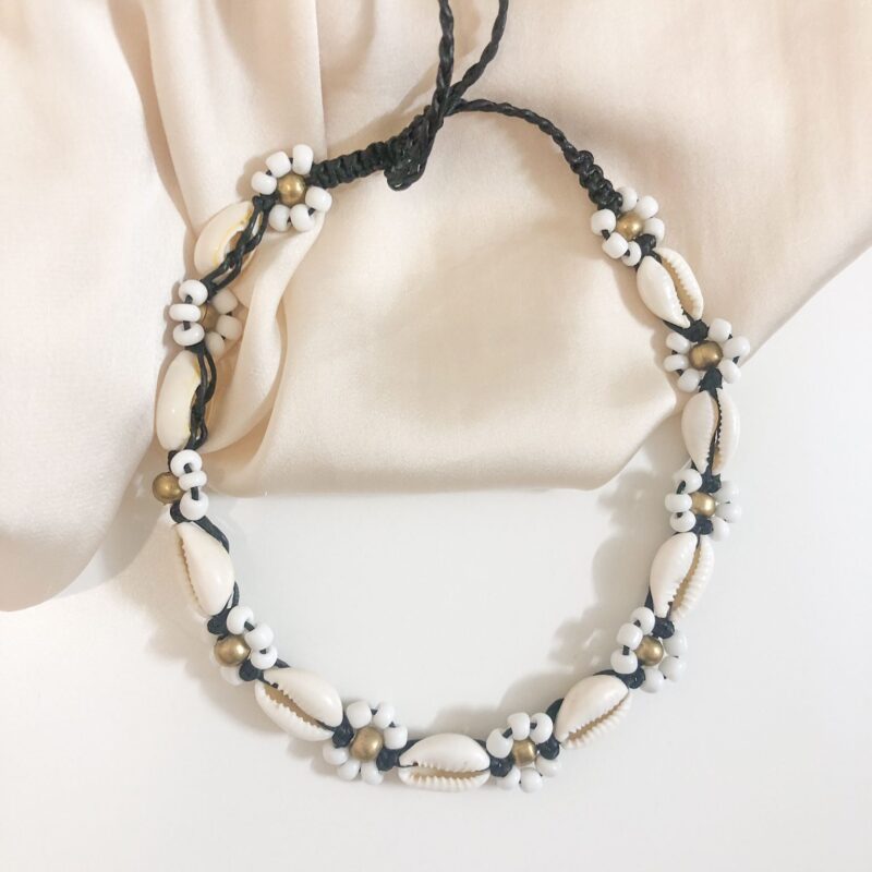 Colar em Corda Preta com Conchas