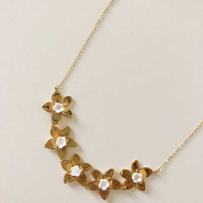 Colar Flores em Porcelana