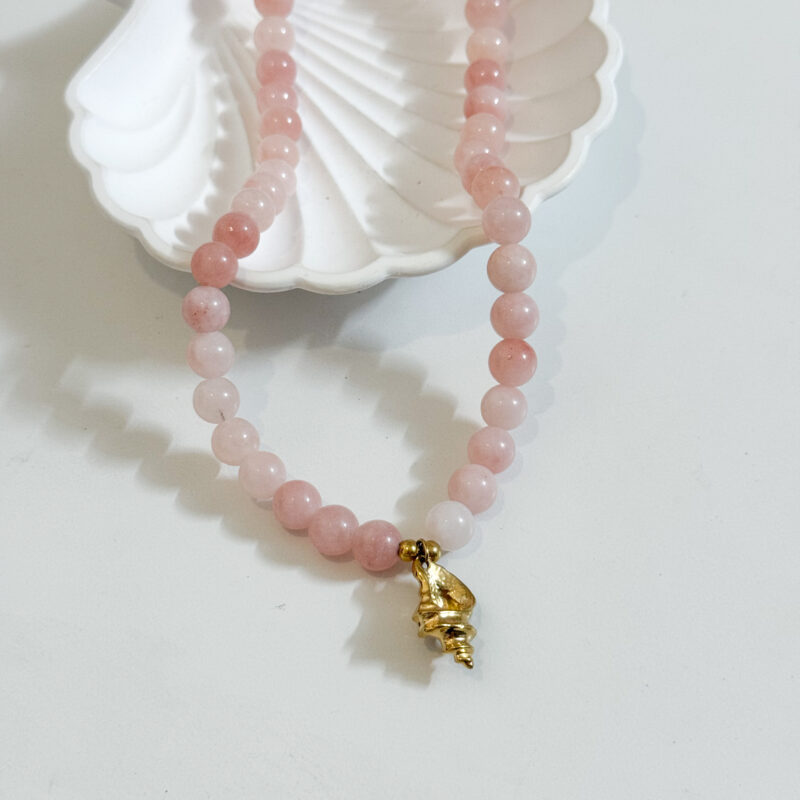Colar Contas Rosa com Concha Dourada