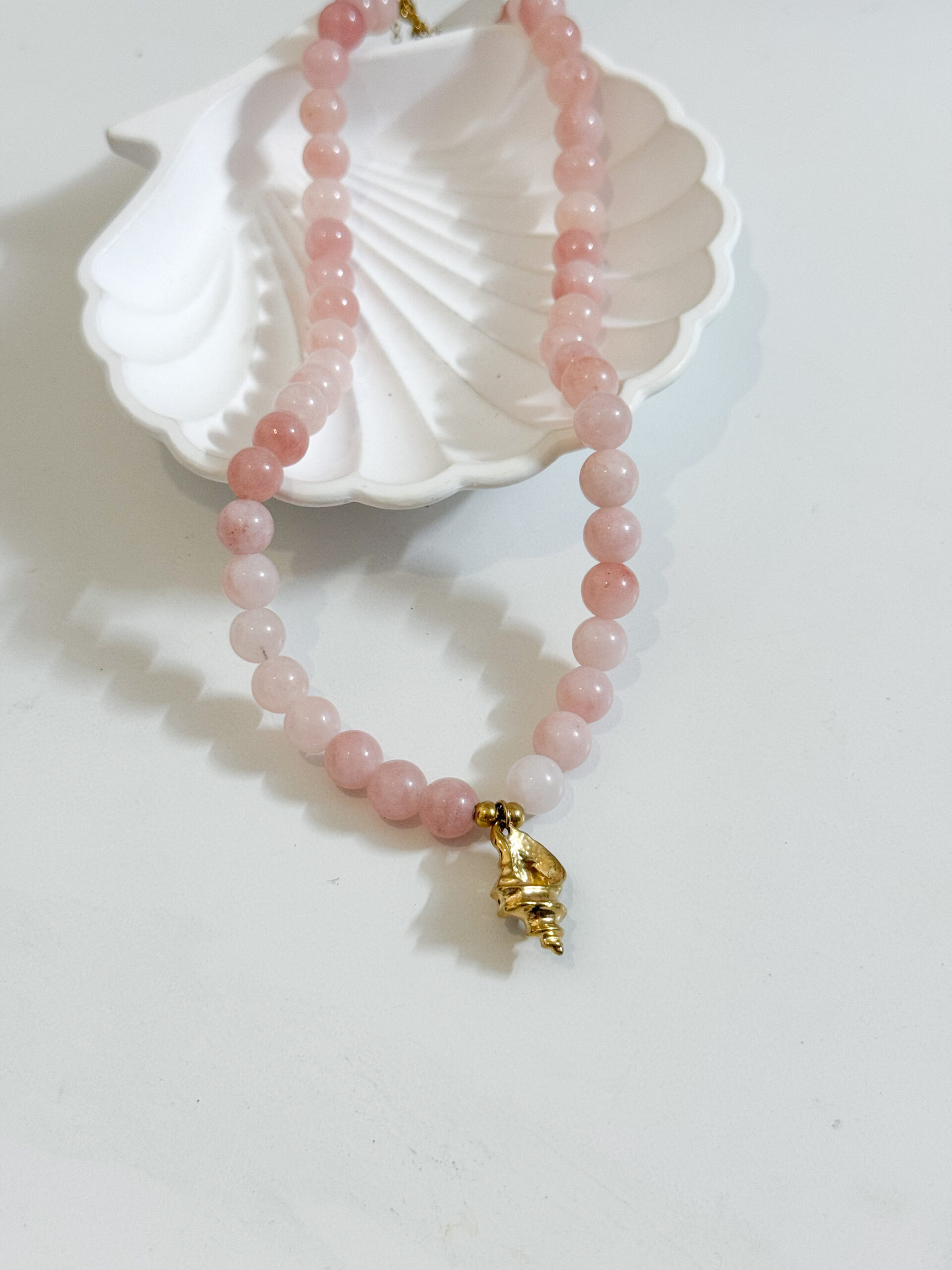 Colar Contas Rosa com Concha Dourada