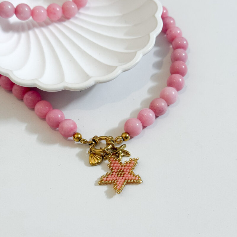 Colar Rosa Vibrante com Estrela‑do‑Mar Bordada