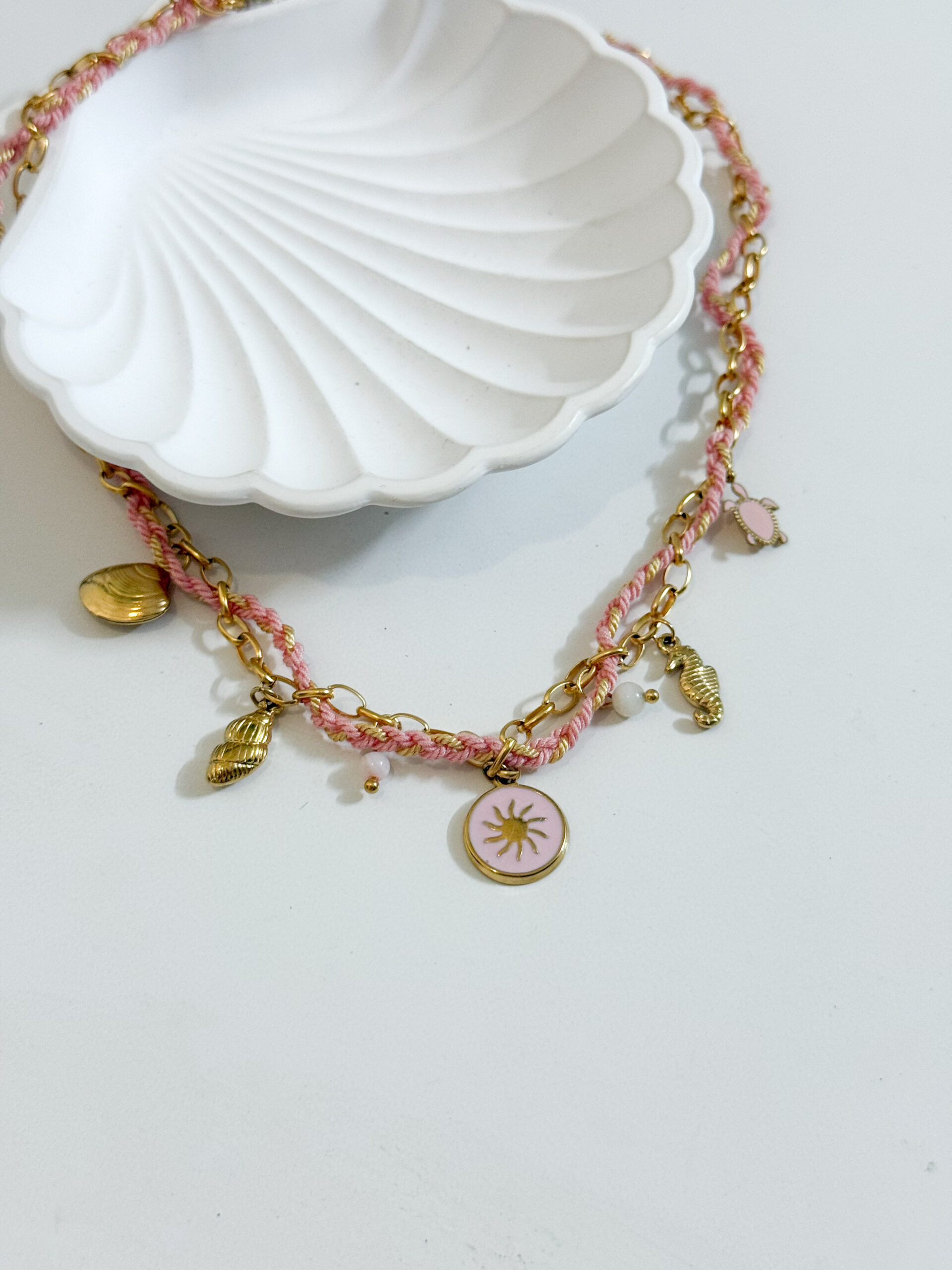 Colar Dourado e Rosa com Charms Marinhos