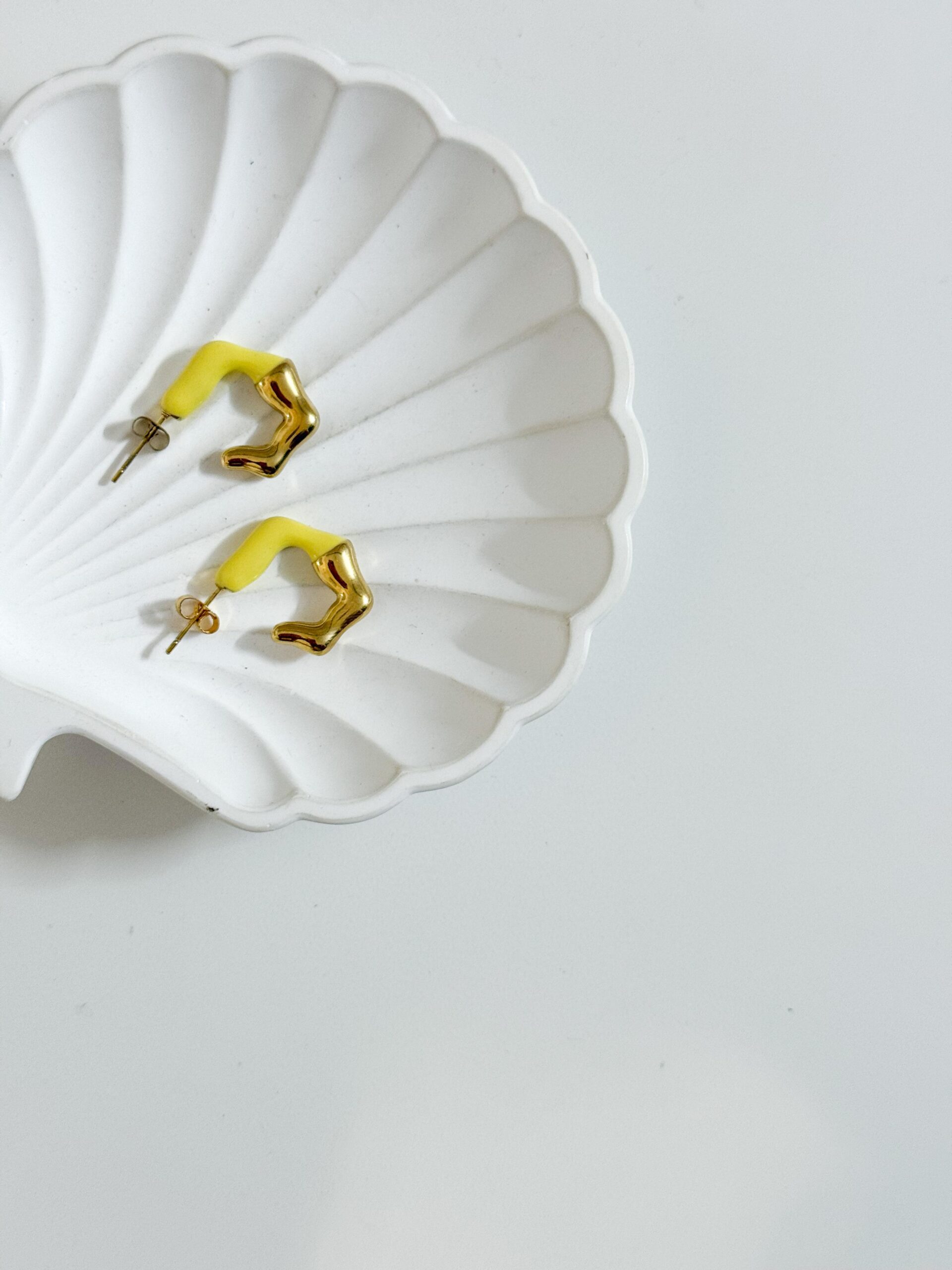 Brincos argola orgânica amarela