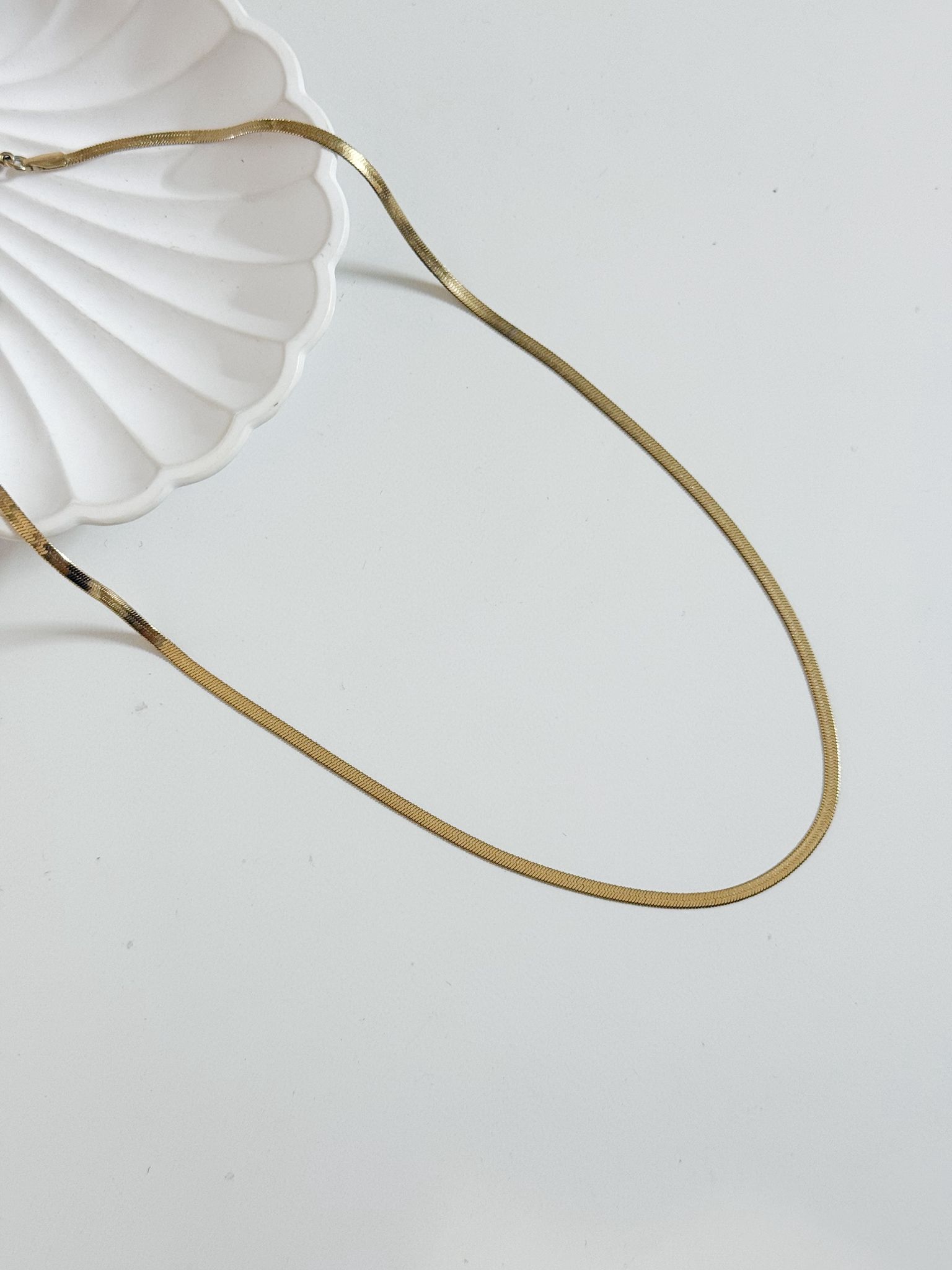 Colar de malha achatada dourado