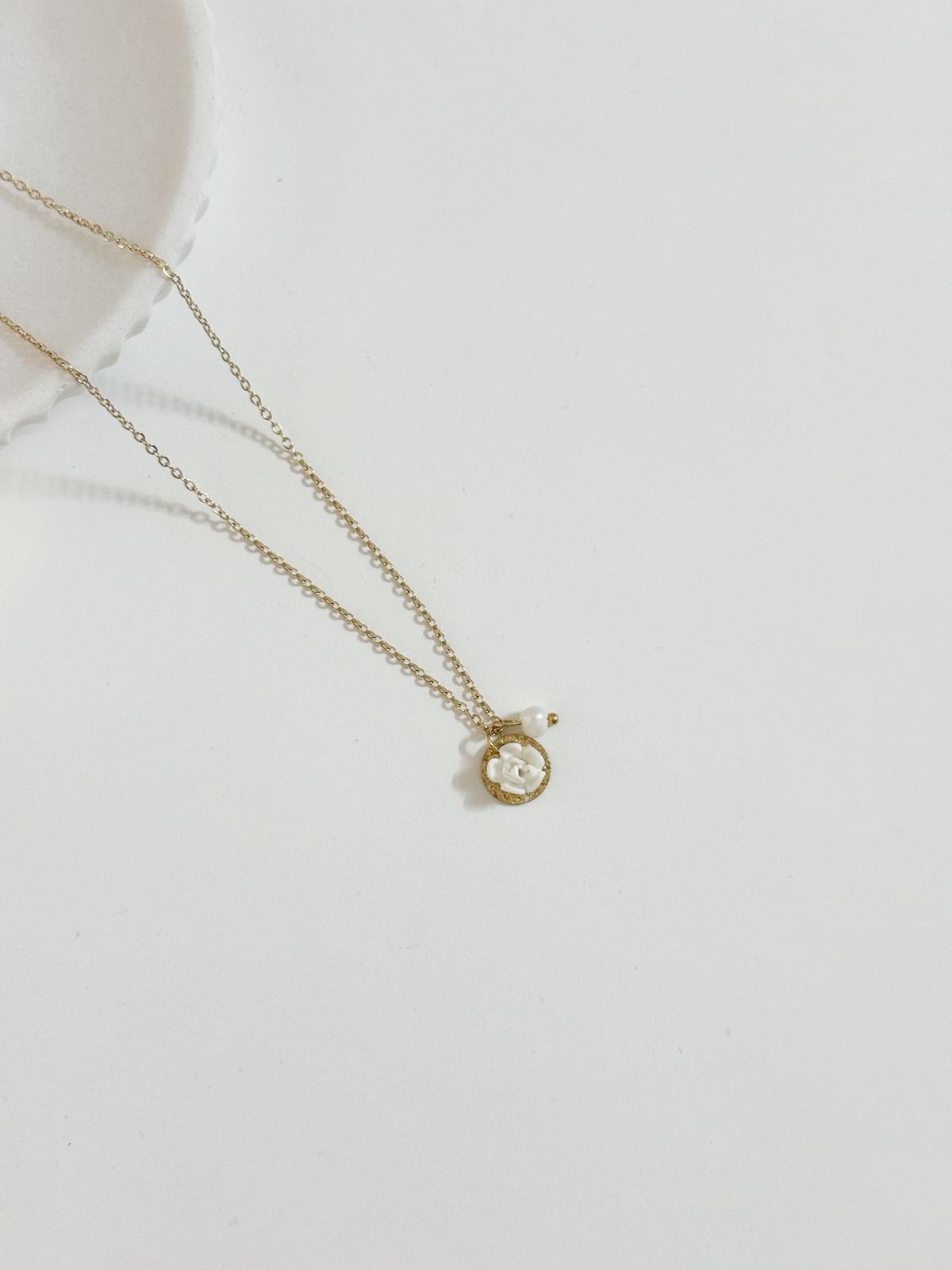 Colar Medalha Trabalhada com Flor