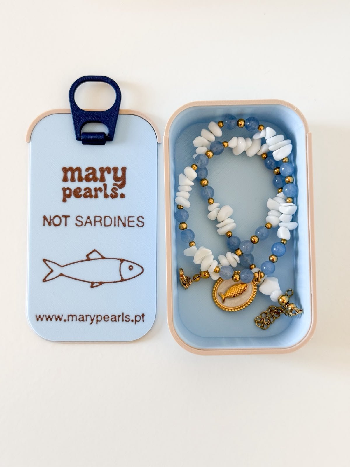 Colar Medalha Sardinha + Porta-jóias Lata de Sardinha